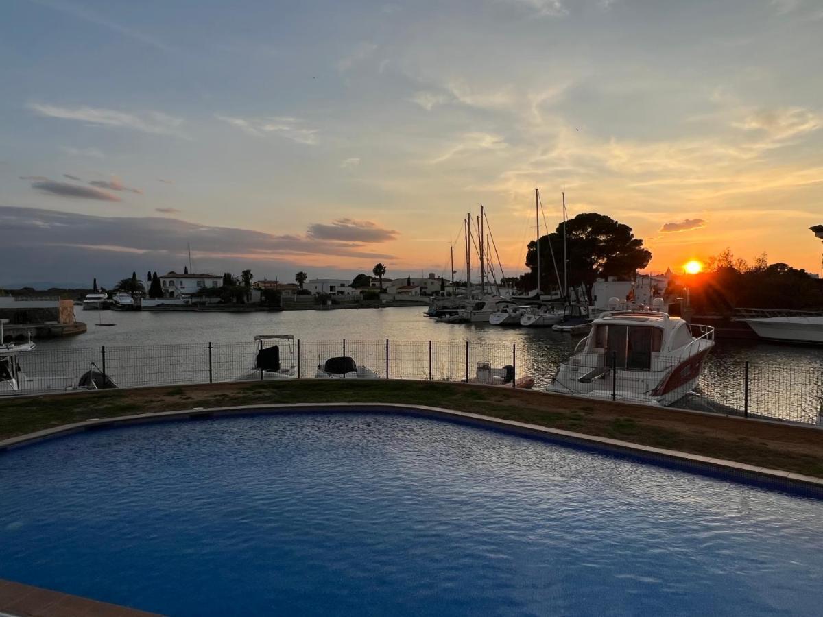 Blau Apartamento Frente A Los Canales Y Las Puestas De Sol De Roses Bagian luar foto