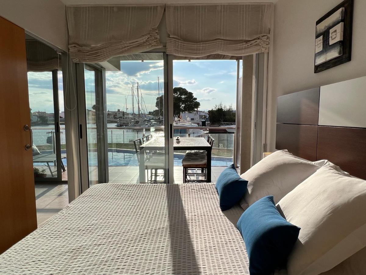 Blau Apartamento Frente A Los Canales Y Las Puestas De Sol De Roses Bagian luar foto