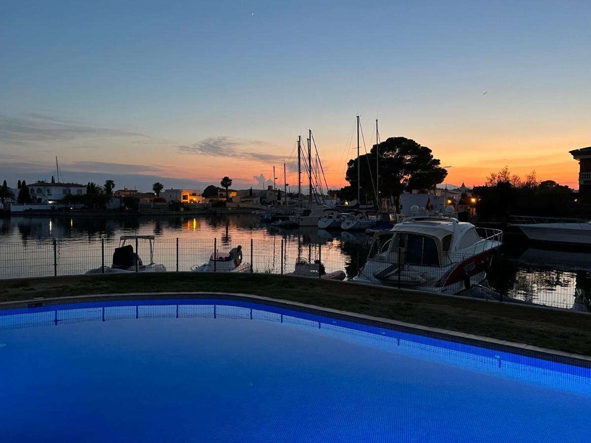 Blau Apartamento Frente A Los Canales Y Las Puestas De Sol De Roses Bagian luar foto