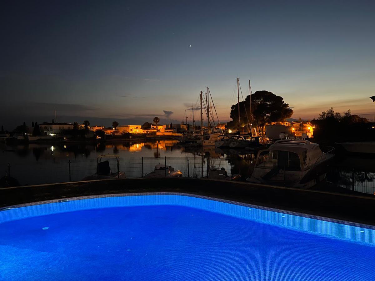 Blau Apartamento Frente A Los Canales Y Las Puestas De Sol De Roses Bagian luar foto
