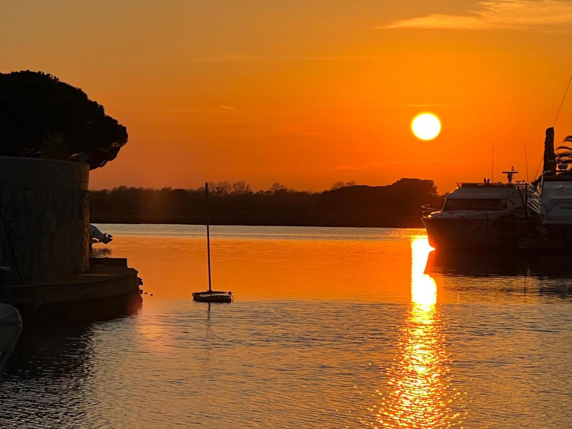 Blau Apartamento Frente A Los Canales Y Las Puestas De Sol De Roses Bagian luar foto