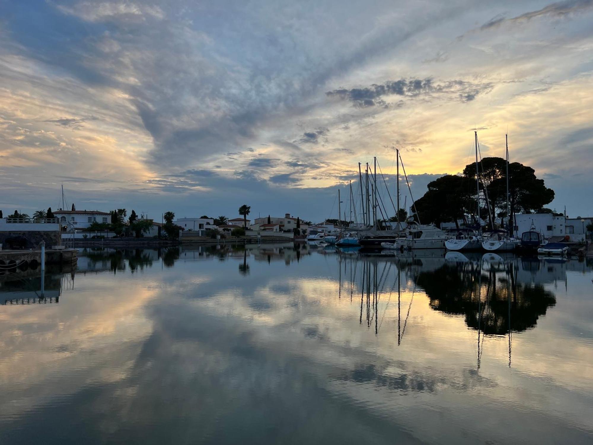 Blau Apartamento Frente A Los Canales Y Las Puestas De Sol De Roses Bagian luar foto