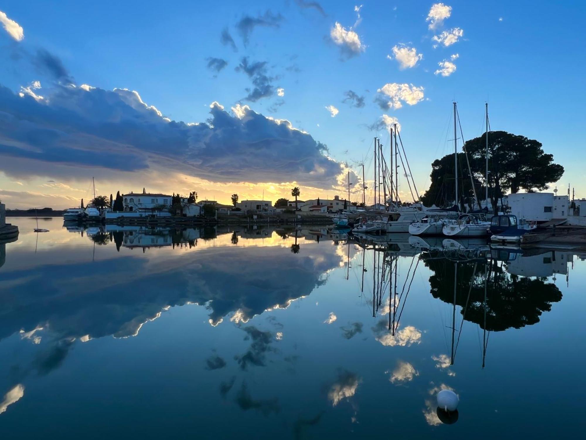 Blau Apartamento Frente A Los Canales Y Las Puestas De Sol De Roses Bagian luar foto