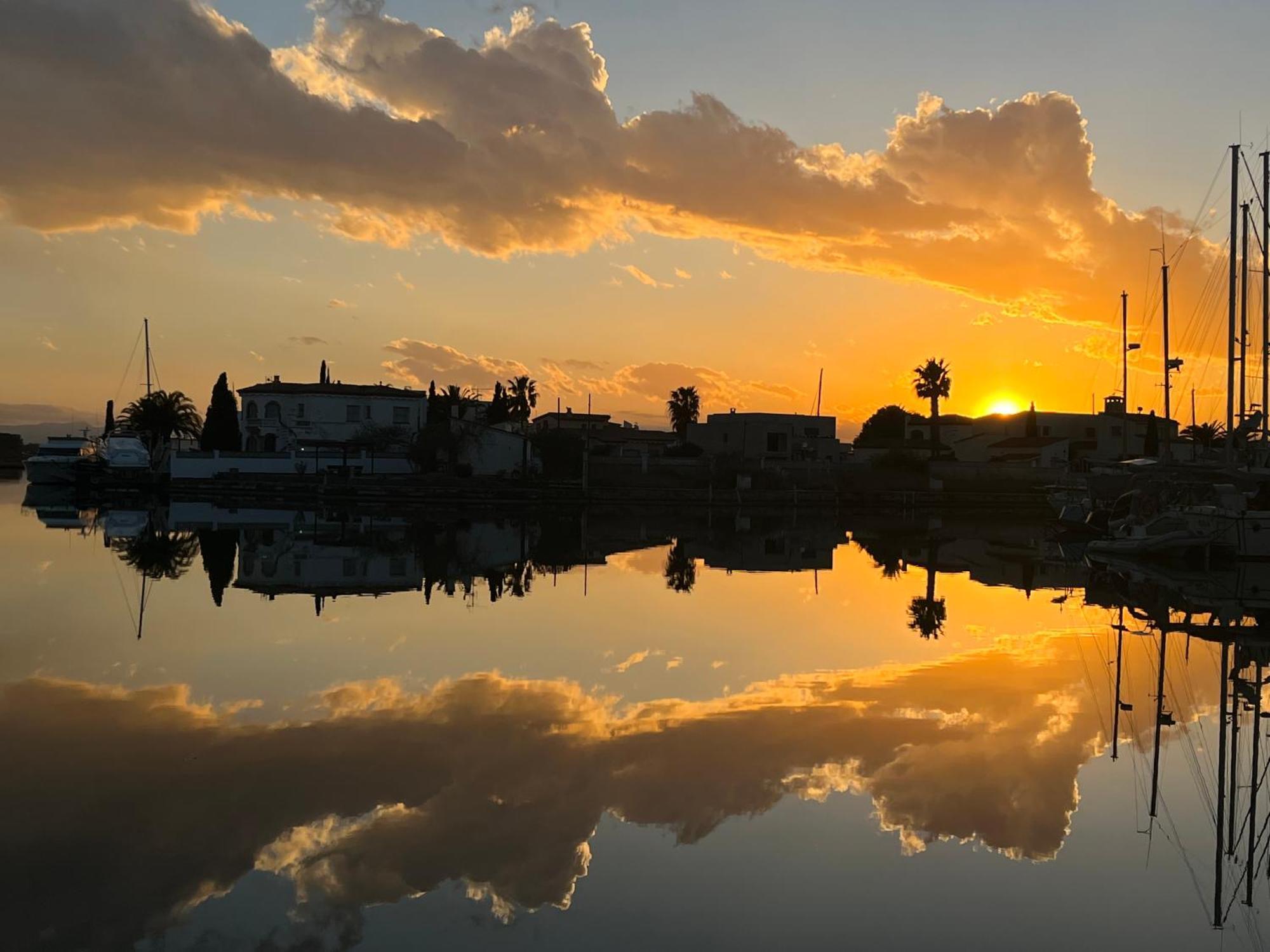 Blau Apartamento Frente A Los Canales Y Las Puestas De Sol De Roses Bagian luar foto