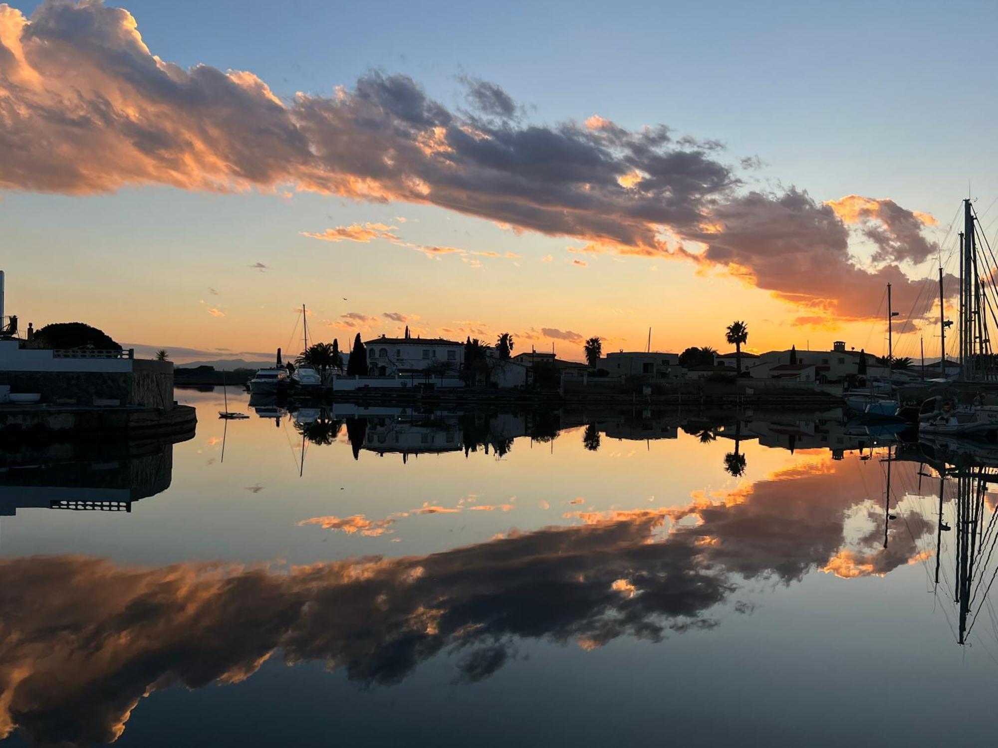 Blau Apartamento Frente A Los Canales Y Las Puestas De Sol De Roses Bagian luar foto