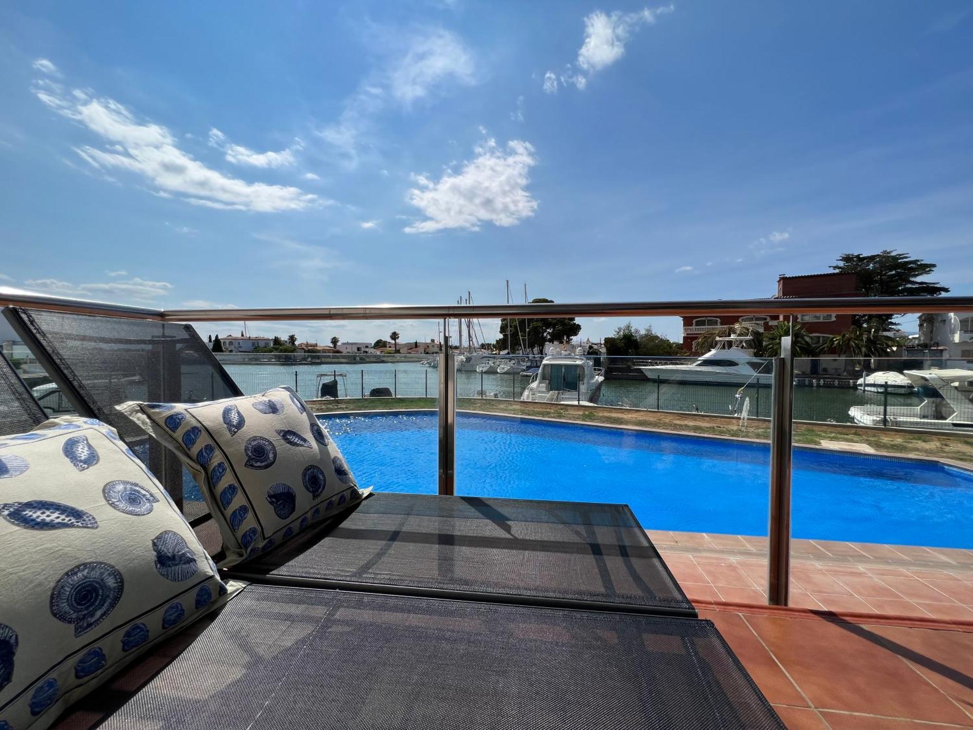 Blau Apartamento Frente A Los Canales Y Las Puestas De Sol De Roses Bagian luar foto